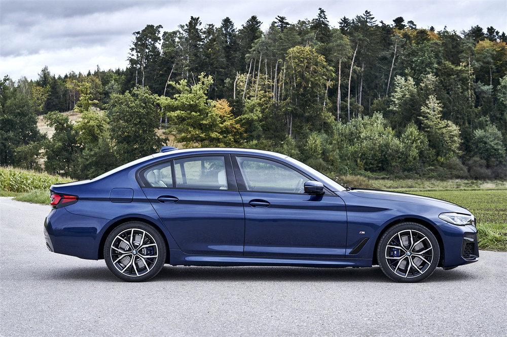 P90404086_highRes_the-new-bmw-540i-xdr.jpg